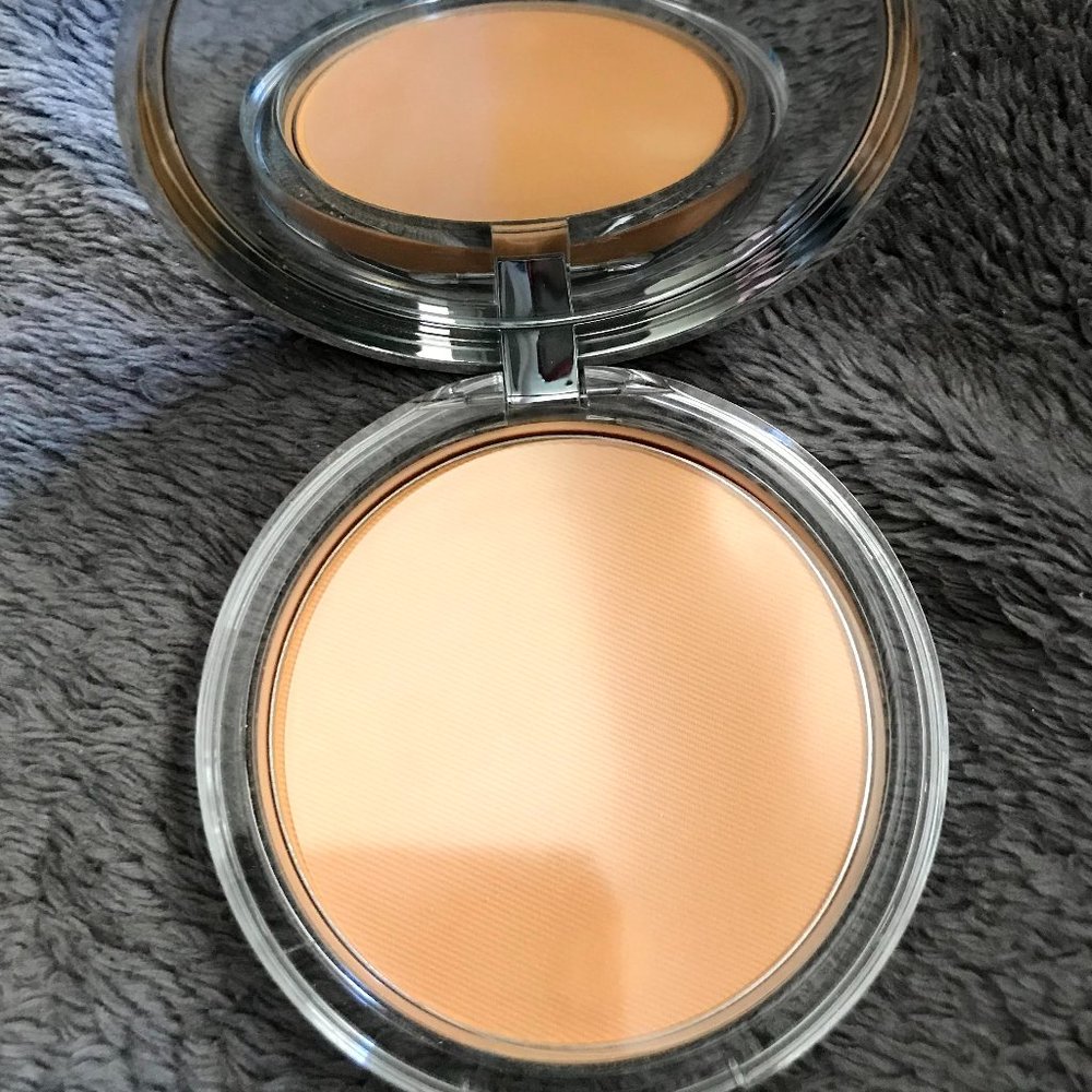 Clinique Stay-Matte Sheer Pressed Powder Oil-Free